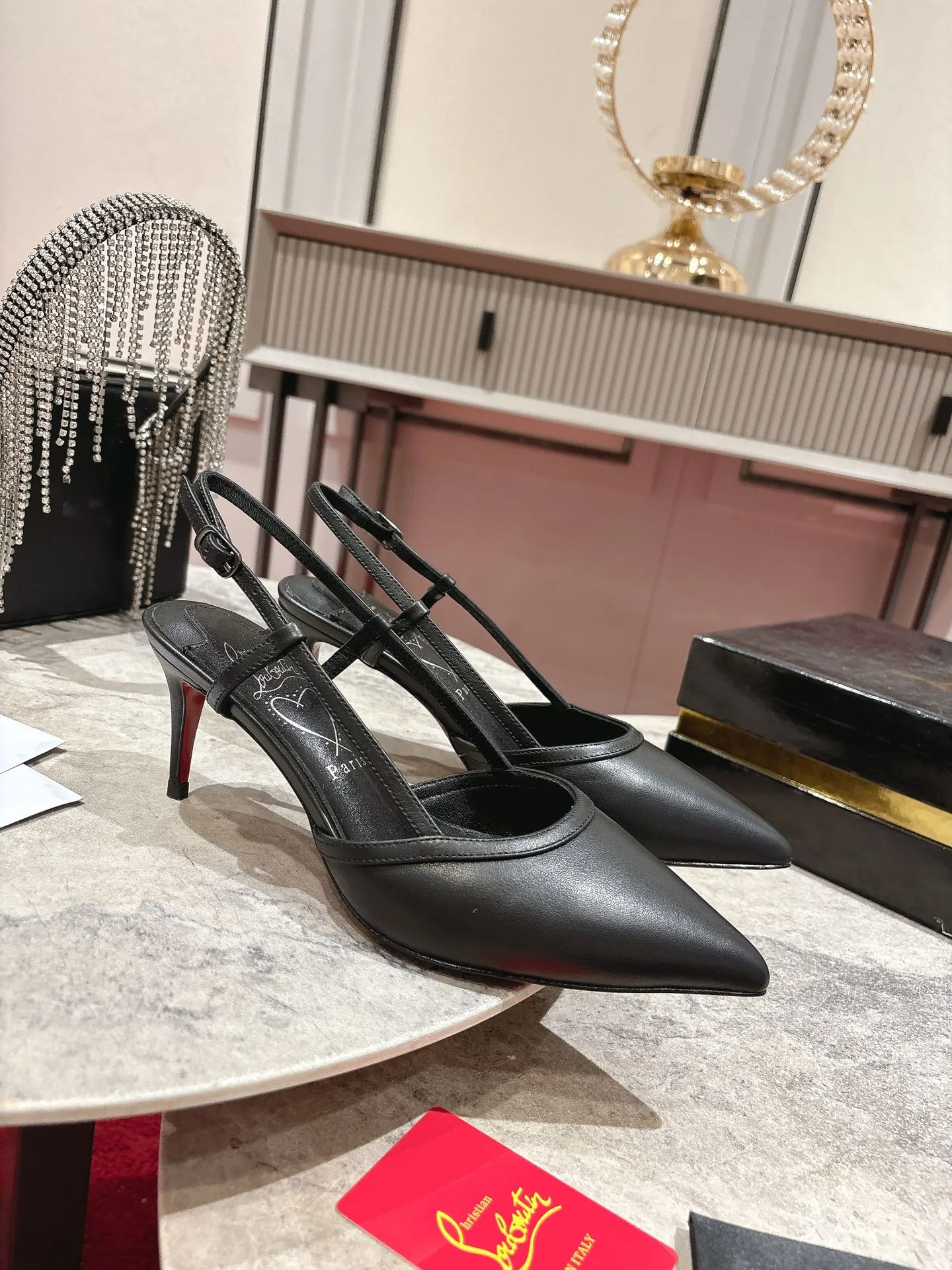 👟👟Ex-factory price 600👟👟 🆑❥∙Back empty sandals🦋✪ꫛꫀw.✔︎ Featuring a slightly pointed toe and slim straps, this model is crafted in white calfskin with a 65mm heel height and added hand-placed crystals on the front. It features our signature Louboutin red sole with Christian Louboutin's signature and heart-shaped stamped logo on the insole. Size: 34 yards - 42 yards (34.40.41.42. Customized, non-refundable and non-exchangeable‼️) Heel height: 6.5cm Color: white black